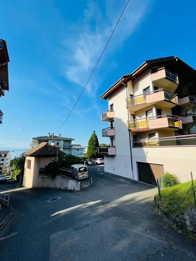 F2 près débarcadère, en centre ville, des thermes EVIAN LES BAINS France