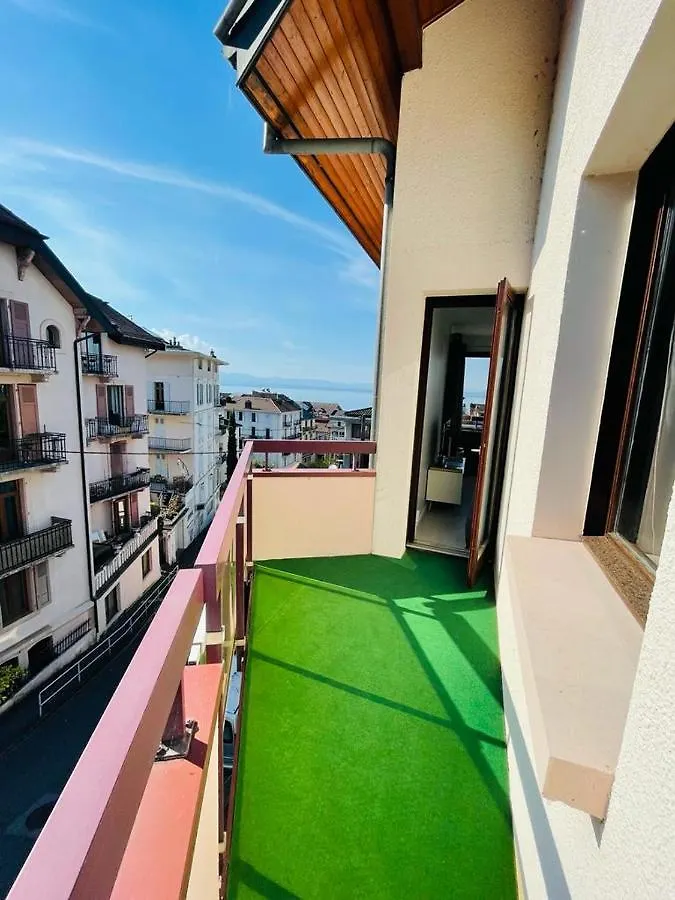 F2 près débarcadère, en centre ville, des thermes EVIAN LES BAINS France